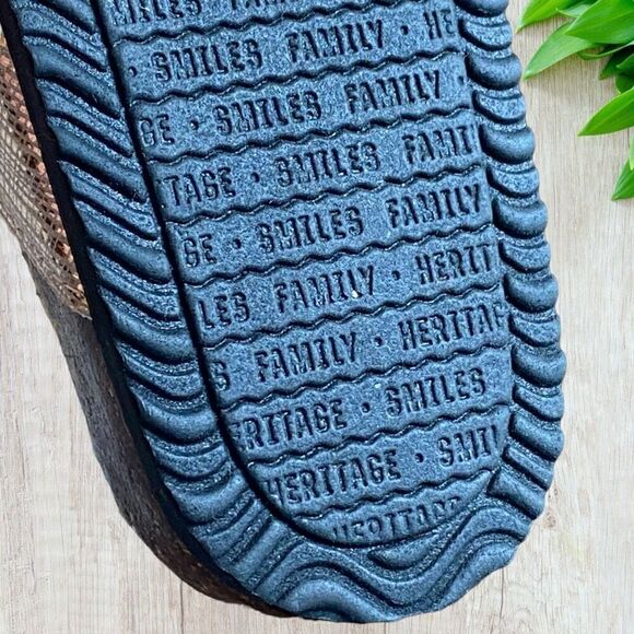 Western Chief Gold Metallic Cross Sandals size 11 - Picture 9 of 10